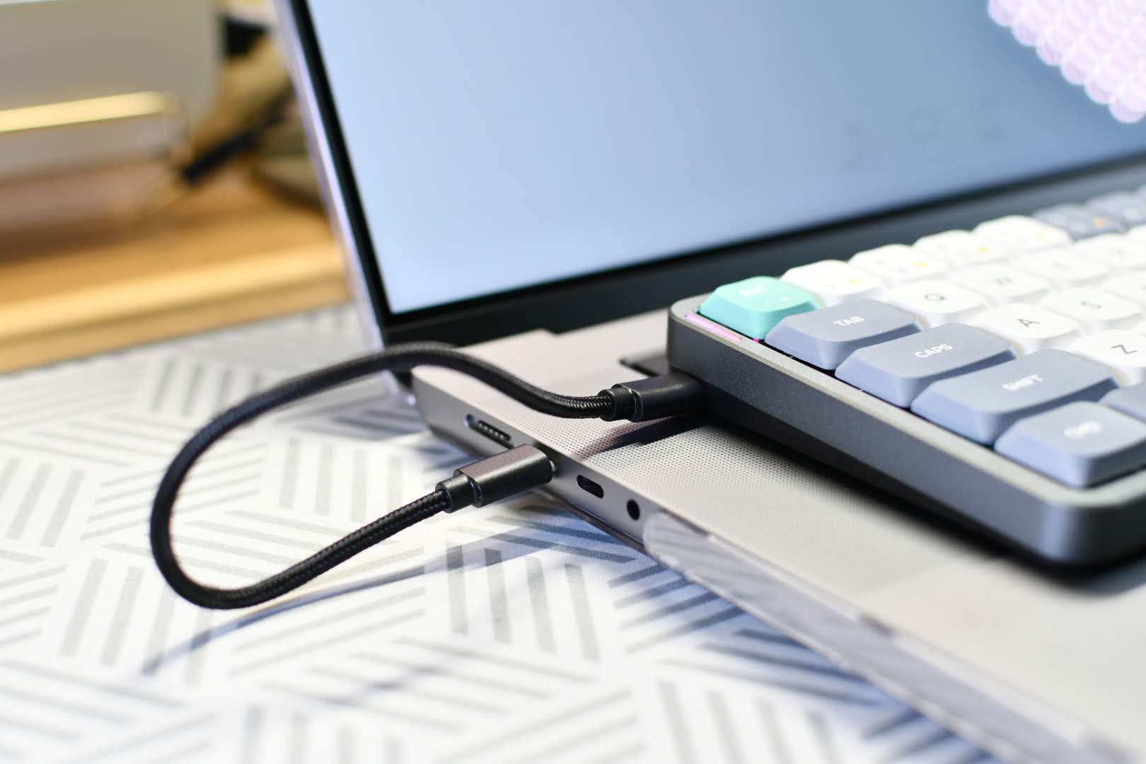 NuPhyとは?おしゃれなデザインで話題の新進気鋭のキーボードブランドについて紹介 91 Nuphy Air60 on MacBook Pro M1Pro USB Connect