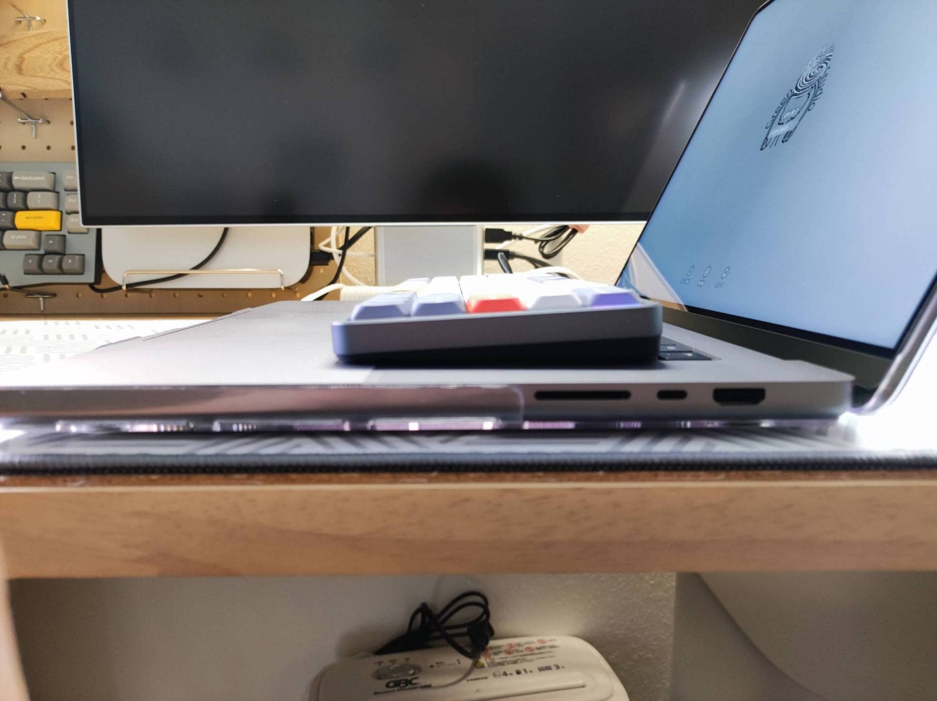 NuPhyとは?おしゃれなデザインで話題の新進気鋭のキーボードブランドについて紹介 89 Nuphy Air60 on MacBook Pro M1Pro