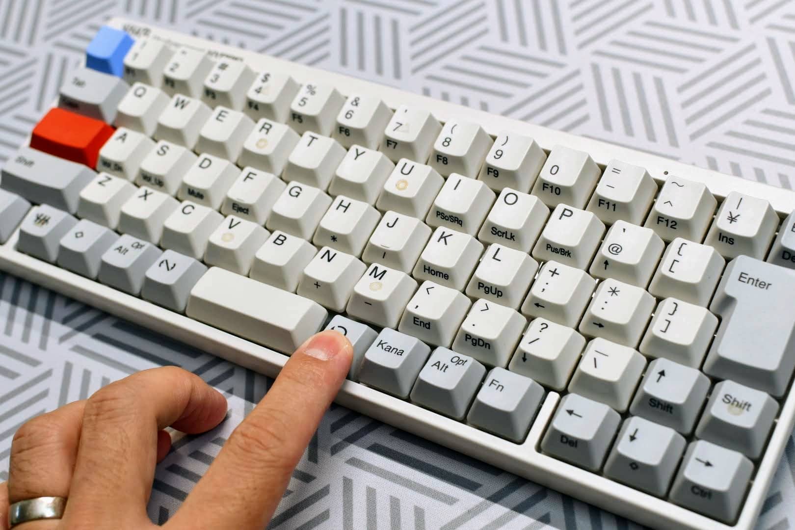 ロジクールからPOP KEYSの4色目の新色「グレージュ」がリリースされる 5 HHKB Shro 3